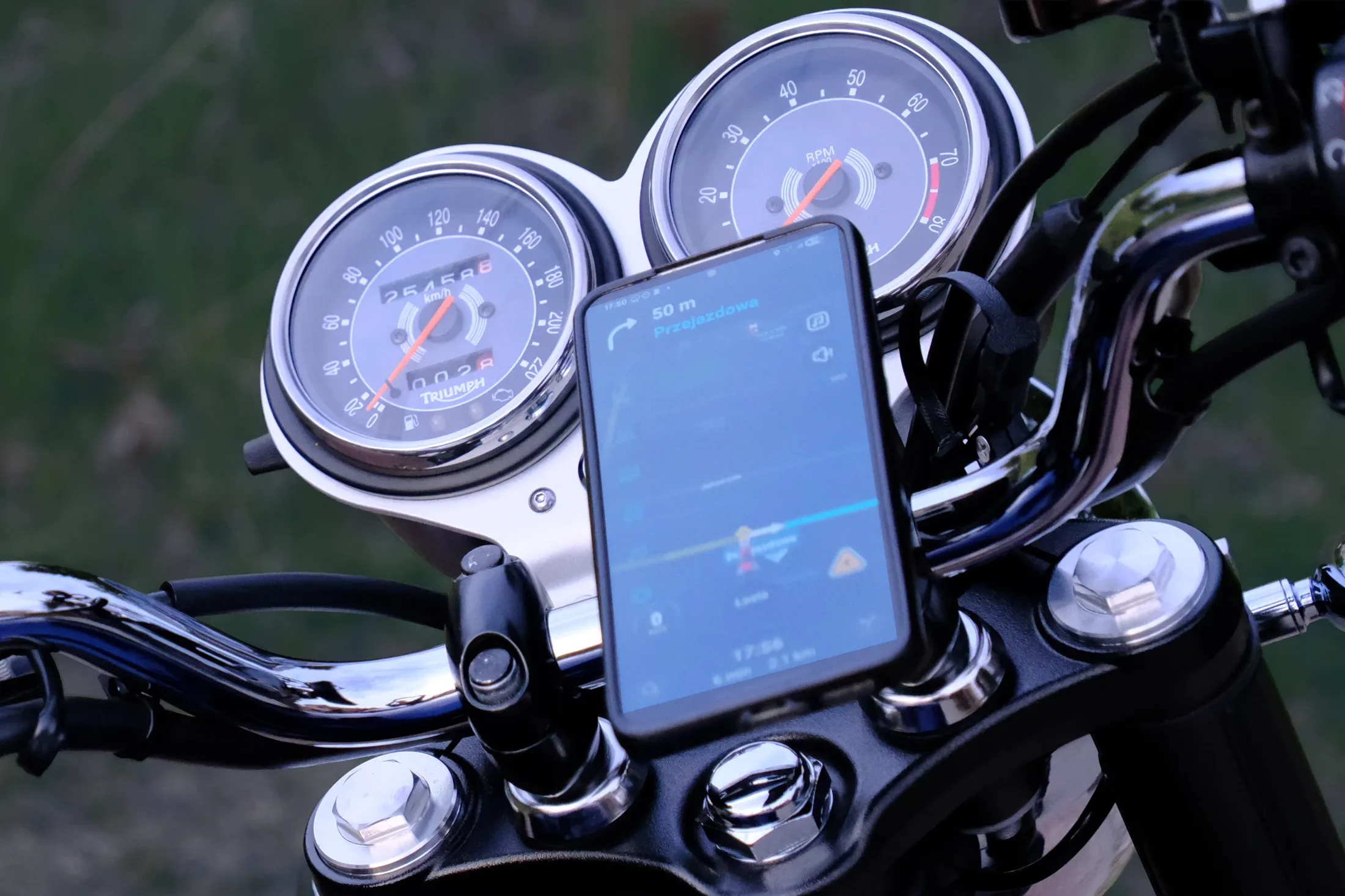 Vindly w uchwycie na Triumph Bonneville w deszczu